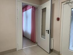 Расширенные проёмы в холле учреждения